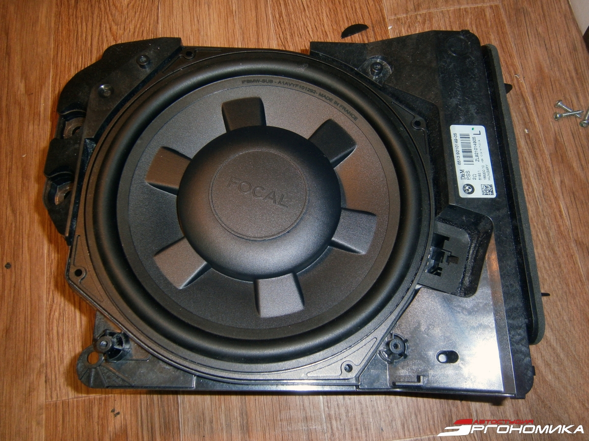 Вуфер Focal установлен в штатный подсидельный бокс Вуфер Focal установлен в штатный подсидельный бокс